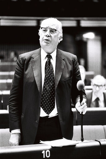 Снимка 26: The delegue Sir Geoffrey Stanley DE FREITAS during a session in Strasbourg in March 1977.