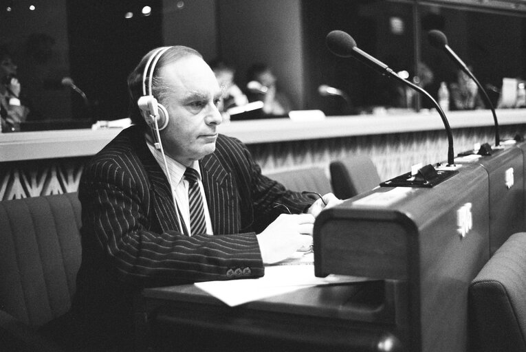 Fotografie 16: The MEP Amedee TURNER during a session in the hemicycle of Strasbourg in November 1988