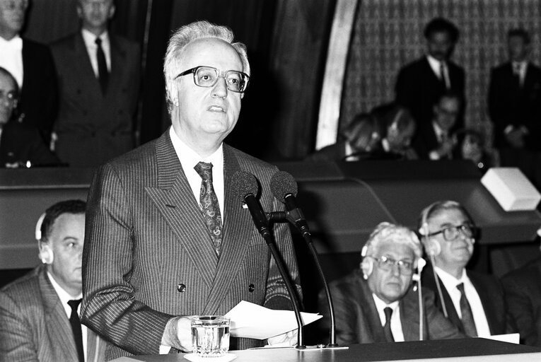 Foto 9: Greek President Christos SARTZETAKIS makes an official visit to the EP in November 1988