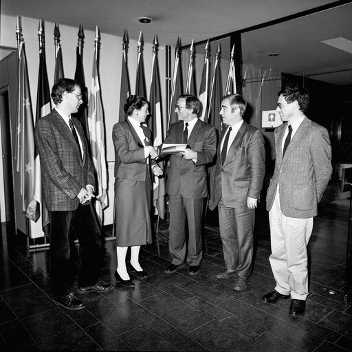 Снимка 2: MEP Petrus CORNELISSEN with guests in Brussels