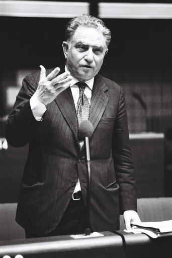 Снимка 14: The delegue Luigi NOE during a session in Strasbourg in March 1977.