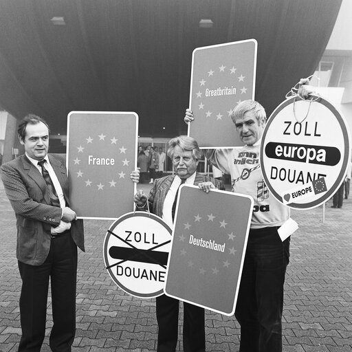 Photo 5: Demonstration on ' borders ' at the European Parliament in Strasbourg