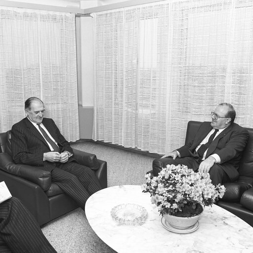 Foto 3: Lord PLUMB - EP President meets with Martin BANGEMANN, Commissioner in charge of Internal Market and Industrial Affairs at the European Parliament in Strasbourg