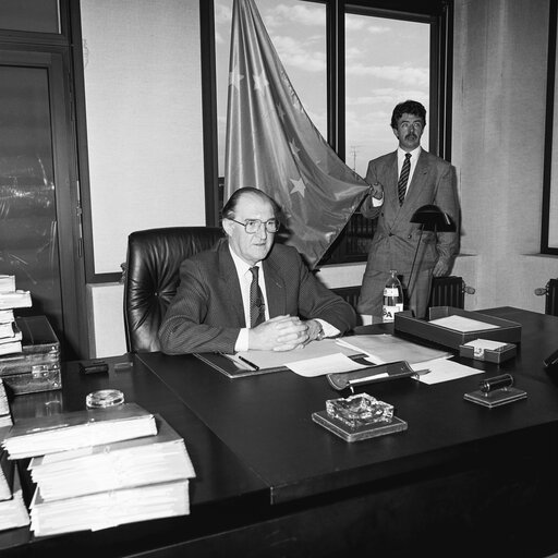 Fotografi 5: EP President records his New Year wishes speech in December 1988