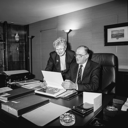 Valokuva 9: Portrait of Lord Henry PLUMB - EP President in his office at the EP in Strasbourg