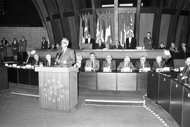 Foto 10: Greek President Christos SARTZETAKIS makes an official visit to the EP in November 1988