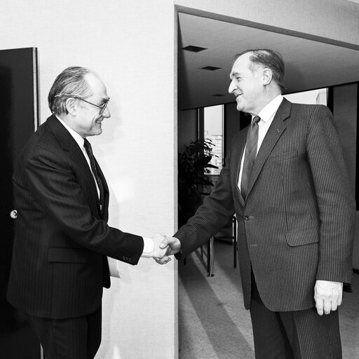 Nuotrauka 3: Lord PLUMB - EP President meets with Peter SCHMIDHUBER, Commissioner in charge of Budget at the European Parliament in Brussels in January 1989