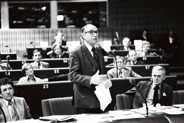 Снимка 31: The European Commission President Roy JENKINS and and Commissioner Olav GUNDELACH during a session in Strasbourg on March 1977.