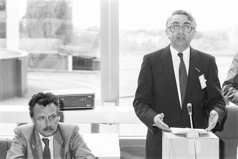 Fotografija 7: Meeting with Permanent representative to the United Nations at the European Parliament in Strasbourg in May 1987