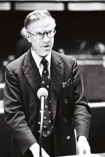 Снимка 3: The delegue John Holbrook OSBORN during a session in Strasbourg on March 1977