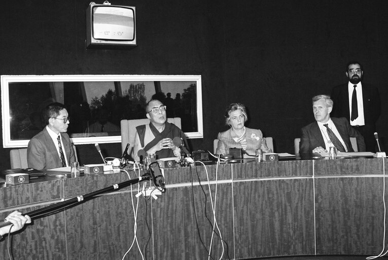 Снимка 4: Visit of the Dalai Lama at the European Parliament in Strasbourg. Press Conference