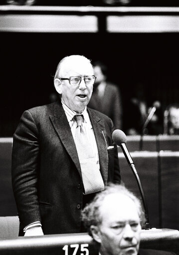 Снимка 24: The Delegue Sir Derek WALKER-SMITH during a session in Srasbourg on March 1977.