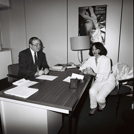 Fotografi 2: Commissioner Henning CHRISTOPHERSEN meets with journalist at the European Parliament in march 1987