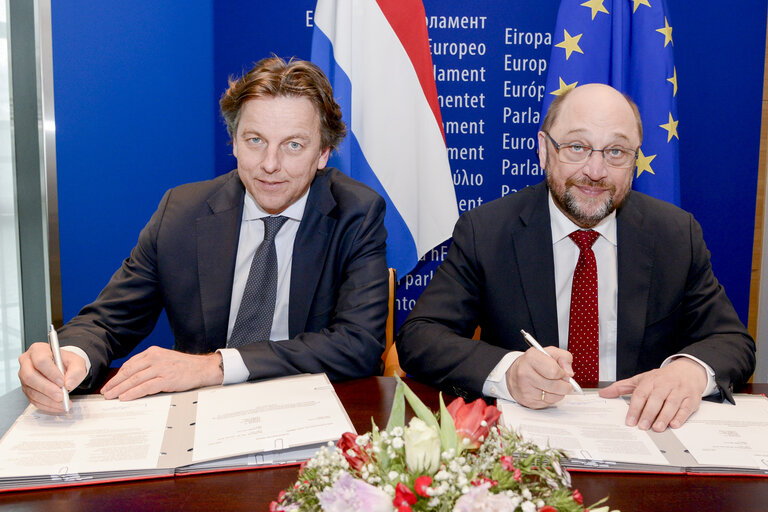 Fotografija 3: LEX signing  Insurance mediation (recast) Rap-Langen - ECON.   Repealing certain acts from the Schengen acquis and police cooperation and judicial cooperation in criminal matters (Schengen acquis)   Rap-Moraes - LIBE.   Protection against injurious pricing of vessels (codification) Rap-Mastalka - JURI.  Regulation(EU) No 1236/2010 - control and enforcement applicable in the area covered by the Convention on future multilateral cooperation in the North-East Atlantic fisheries Rap-Christensen - PECH