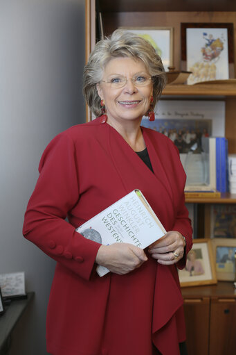 ' Get caught reading ' : Viviane REDING