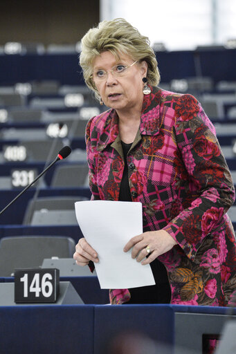 Fotografia 1: MEP Viviane REDING speaks in plenary session in Strasbourg - Week 5 2016 - Debate on the negotiations for the Trade in Services Agreement