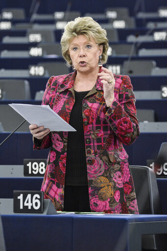 Fotografia 3: MEP Viviane REDING speaks in plenary session in Strasbourg - Week 5 2016 - Debate on the negotiations for the Trade in Services Agreement