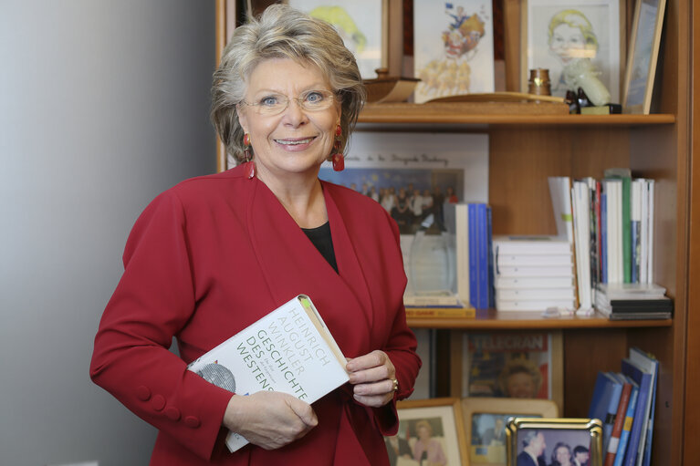 Foto 4: ' Get caught reading ' : Viviane REDING