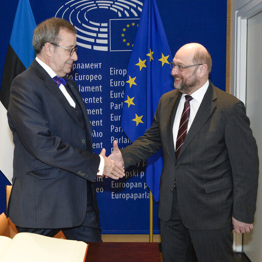 Fotografija 24: Official visit of the Estonian President to the European Parliament in Strasbourg.  Signature of the distinguished visitors book.