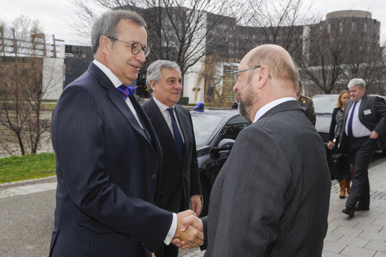 Fotografija 23: Official visit of the Estonian President to the European Parliament in Strasbourg.  Martin SCHULZ - EP President welcomes Tomaas ILVES - Estonian President