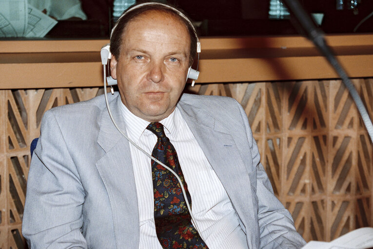 Valokuva 29: MEP Richard SIMMONDS during the plenary session at the EP in Strasbourg