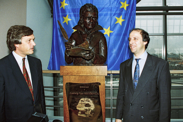 Fotografija 1: Inauguration of the sculpture of Ludwig VON BEETHOVEN, in commemoration of the first anniversary of the European anthem.