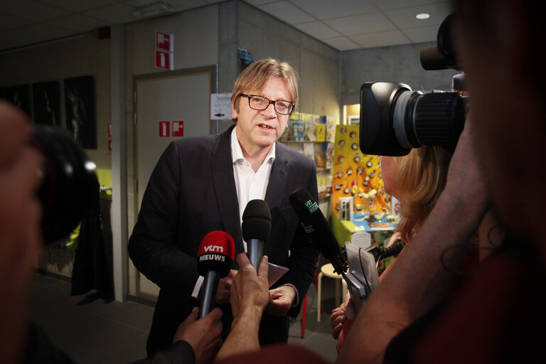 Valokuva 7: EE2014 - European election 2014 - Vote of ALDE candidate Guy VERHOFSTADT in Ghent