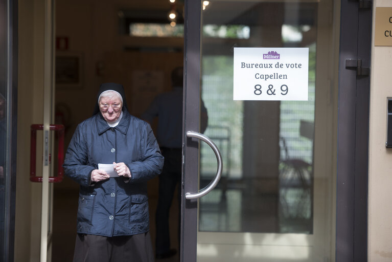 Photo 32: Polling stations in Capellen - GD of LuxembourgEE2014 - European Election 2014 - Vote of EPP Candidate to EC Presidency.European election candidat Jean Claude  JUNCKER  CSV picturing at poll in center of culture at Capellen GDL on sunday 25 2014