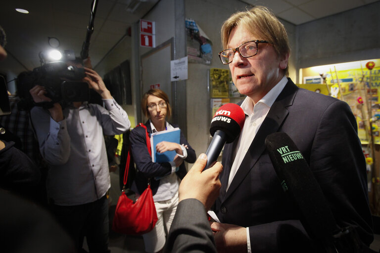 Valokuva 8: EE2014 - European election 2014 - Vote of ALDE candidate Guy VERHOFSTADT in Ghent