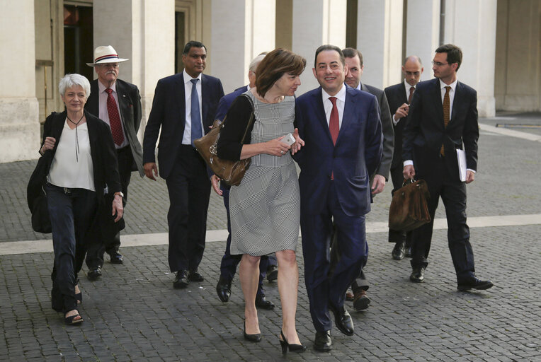 Zdjęcie 1: Barbara Spinelli (2nd line 1st L), Roger Helmer (2nd line C), Syed Kamall (2nd line R),   Rebecca Harms (1st line L) , Manfred Weber (C), Gianni Pittella (L) walk in the courtyard of Palazzo Chigi before the meeting with members of the Italian Government on June 23, 2014.