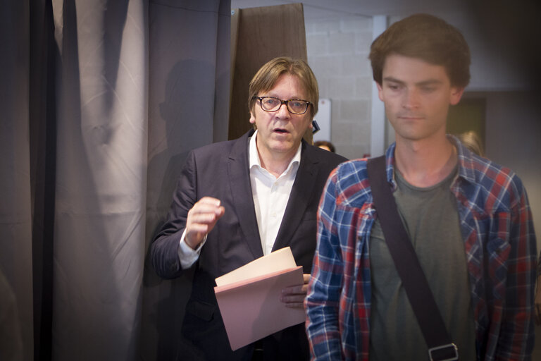 Valokuva 15: EE2014 - European election 2014 - Vote of ALDE candidate Guy VERHOFSTADT in Ghent