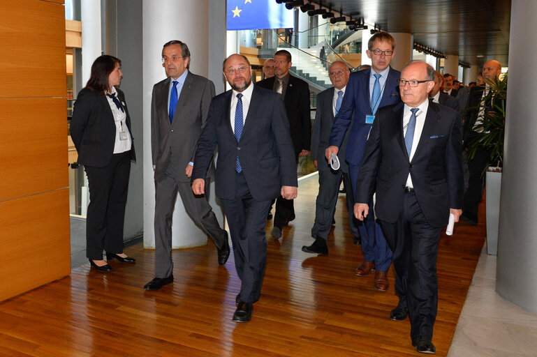 Photo 4: Official visit of the Prime Minister of Greece to the European Parliament in Strasbourg  Signature of the distinguished visitors book