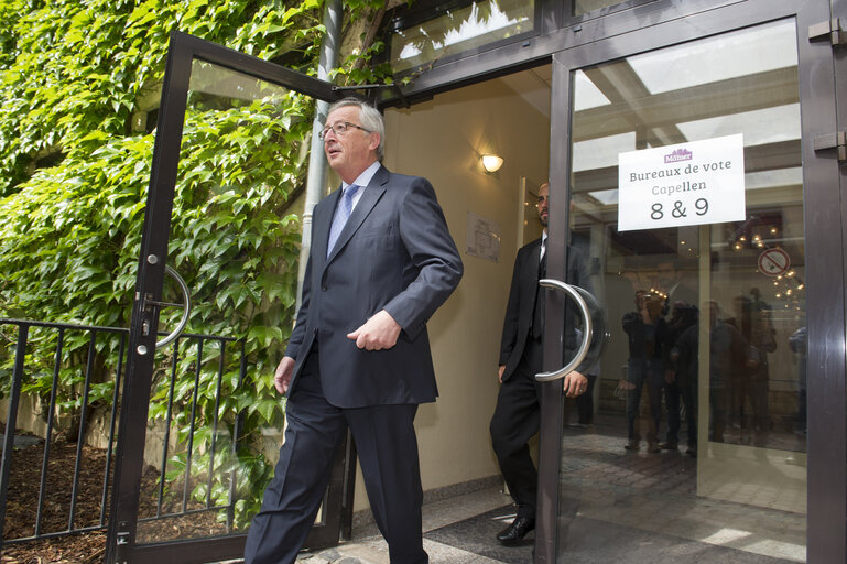 Photo 20: EE2014 - European Election 2014 - Vote of EPP Candidate to EC Presidency.European election candidat Jean Claude  JUNCKER  CSV picturing at poll in center of culture at Capellen GDL on sunday 25 2014