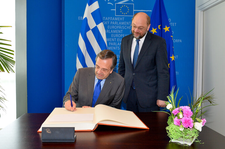 Photo 3: Official visit of the Prime Minister of Greece to the European Parliament in Strasbourg  Signature of the distinguished visitors book