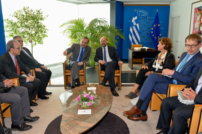 Fotografija 2: Official visit of the Prime Minister of Greece to the European Parliament in Strasbourg  Signature of the distinguished visitors book