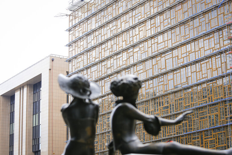 Photo 10: The new meeting venue of the European Council, named EUROPA, a coherent area with the Council buildings  ' Justus Lipsius 'at the corner of the Schuman roundabout and  'LEX ' , located in Rue de la Loi.