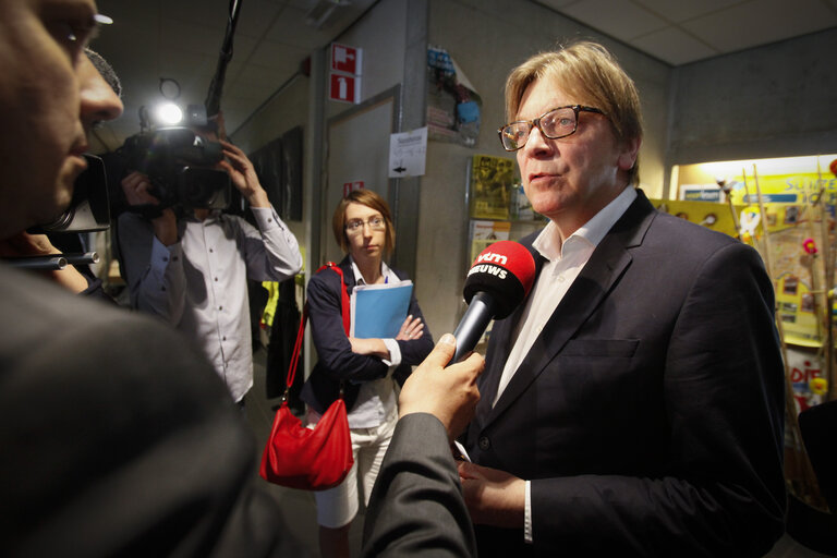 Valokuva 10: EE2014 - European election 2014 - Vote of ALDE candidate Guy VERHOFSTADT in Ghent