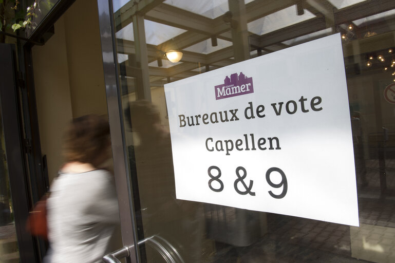 Fotogrāfija 35: Polling stations in Capellen - GD of LuxembourgEE2014 - European Election 2014 - Vote of EPP Candidate to EC Presidency.European election candidat Jean Claude  JUNCKER  CSV picturing at poll in center of culture at Capellen GDL on sunday 25 2014