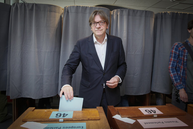 Valokuva 14: EE2014 - European election 2014 - Vote of ALDE candidate Guy VERHOFSTADT in Ghent