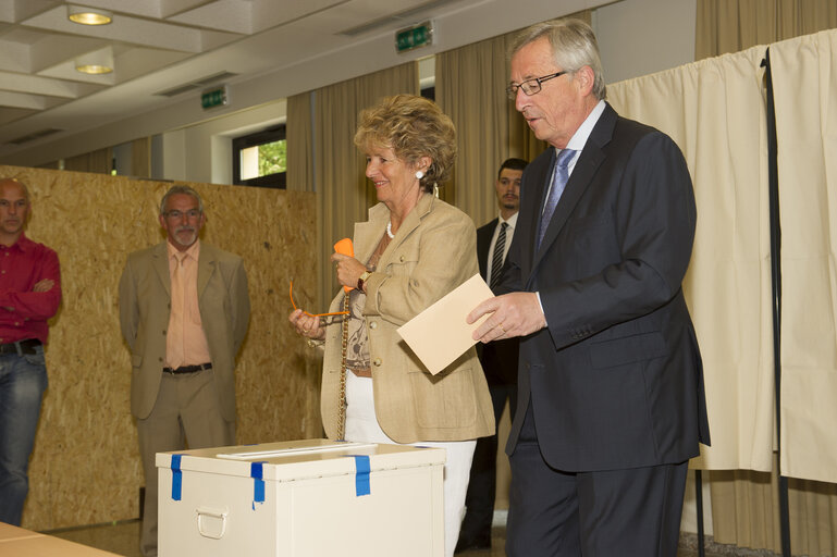 Nuotrauka 21: EE2014 - European Election 2014 - Vote of EPP Candidate to EC Presidency.European election candidat Jean Claude  JUNCKER  CSV picturing at poll in center of culture at Capellen GDL on sunday 25 2014