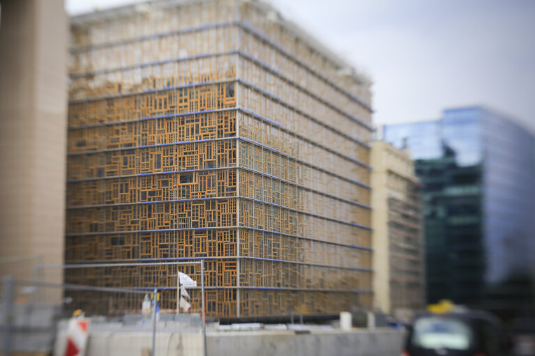 Photo 5: The new meeting venue of the European Council, named EUROPA, a coherent area with the Council buildings  ' Justus Lipsius 'at the corner of the Schuman roundabout and  'LEX ' , located in Rue de la Loi.