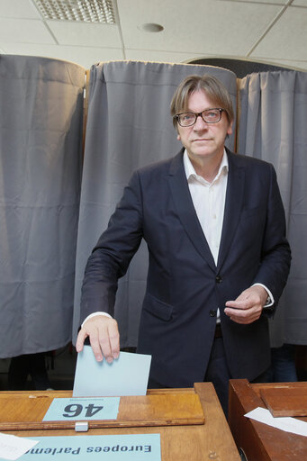 Valokuva 12: EE2014 - European election 2014 - Vote of ALDE candidate Guy VERHOFSTADT in Ghent