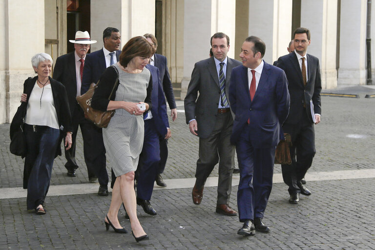 Zdjęcie 2: Barbara Spinelli (2nd line 1st L), Roger Helmer (2nd line C), Syed Kamall (2nd line R),   Rebecca Harms (1st line L) , Manfred Weber (C), Gianni Pittella (L) walk in the courtyard of Palazzo Chigi before the meeting with members of the Italian Government on June 23, 2014