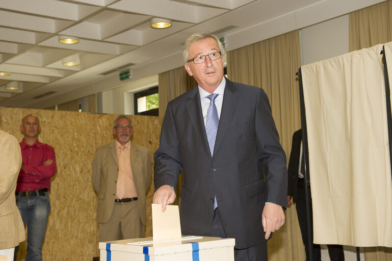 Photo 22: EE2014 - European Election 2014 - Vote of EPP Candidate to EC Presidency.European election candidat Jean Claude  JUNCKER  CSV picturing at poll in center of culture at Capellen GDL on sunday 25 2014