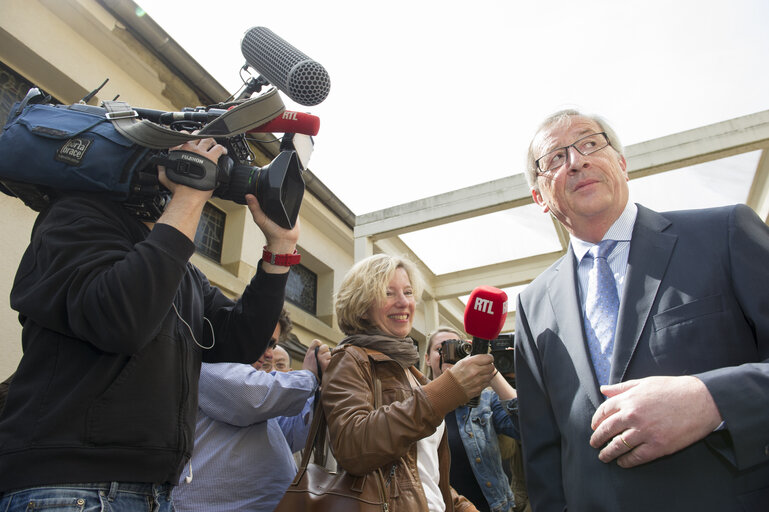 Photo 14: EE2014 - European Election 2014 - Vote of EPP Candidate to EC Presidency.European election candidat Jean Claude  JUNCKER  CSV picturing at poll in center of culture at Capellen GDL on sunday 25 2014