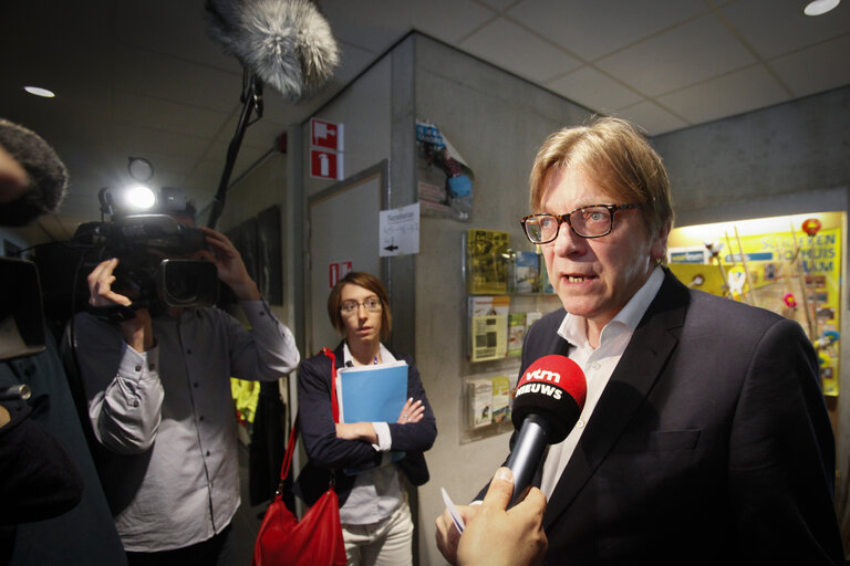 Valokuva 9: EE2014 - European election 2014 - Vote of ALDE candidate Guy VERHOFSTADT in Ghent