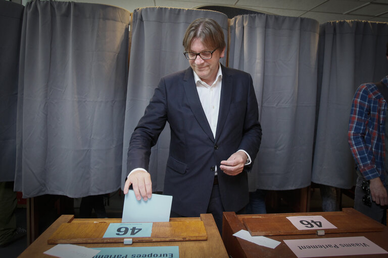 Valokuva 11: EE2014 - European election 2014 - Vote of ALDE candidate Guy VERHOFSTADT in Ghent