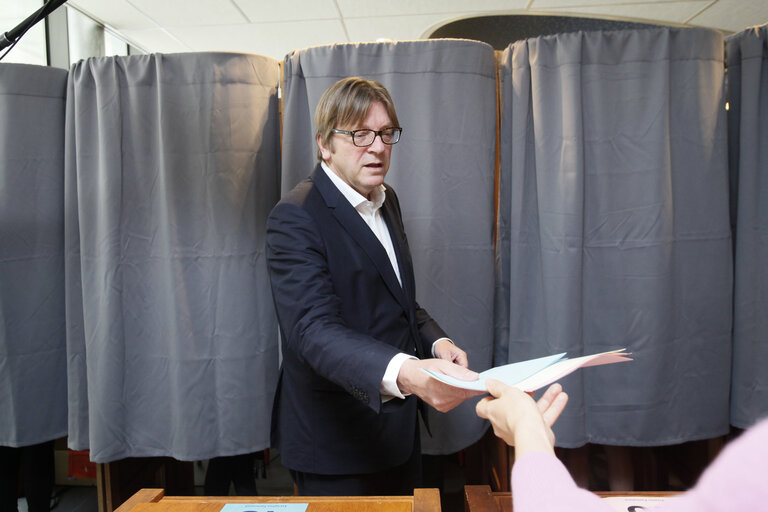 Valokuva 16: EE2014 - European election 2014 - Vote of ALDE candidate Guy VERHOFSTADT in Ghent