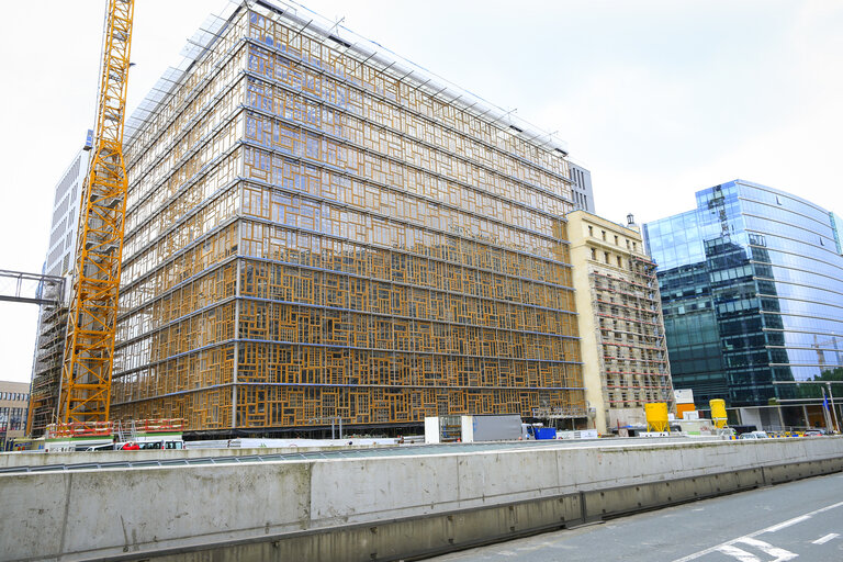 Photo 7: The new meeting venue of the European Council, named EUROPA, a coherent area with the Council buildings  ' Justus Lipsius 'at the corner of the Schuman roundabout and  'LEX ' , located in Rue de la Loi.