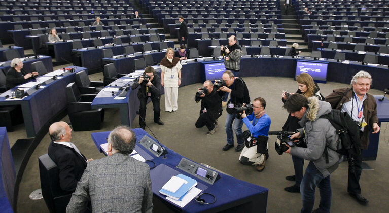 Photo 4 : Martin SCHULZ - EP President chairing the Plenary, with the presence of Laurent Fabius, French Minister of Foreign Affairs and International Development